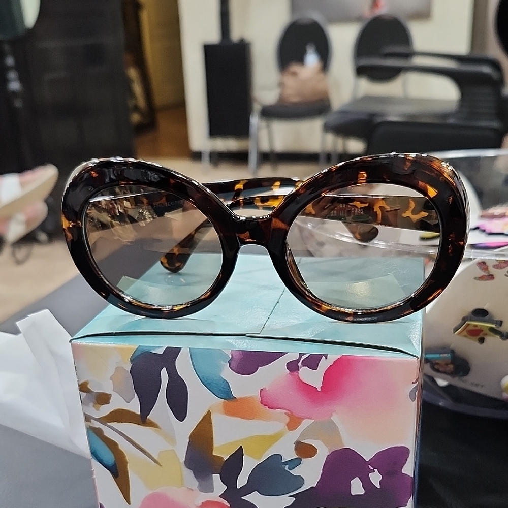 TORTOISE SHELL OVAL SUNGLASSES
